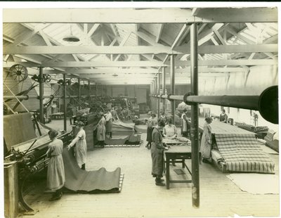 Stofafwerkingskamer, Long Meadow mill, 1923 door English Photographer